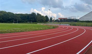 Werken atletiekpiste in eindfase