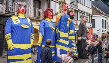 Zottegemse reuzen tonen hun nieuwe gelaat tijdens jaarlijkse reuzenommegang